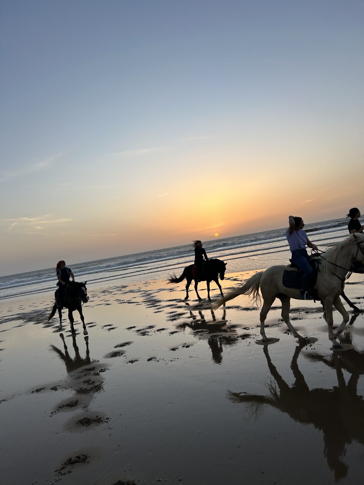 Balade à cheval au soleil couchant et rituel du thé